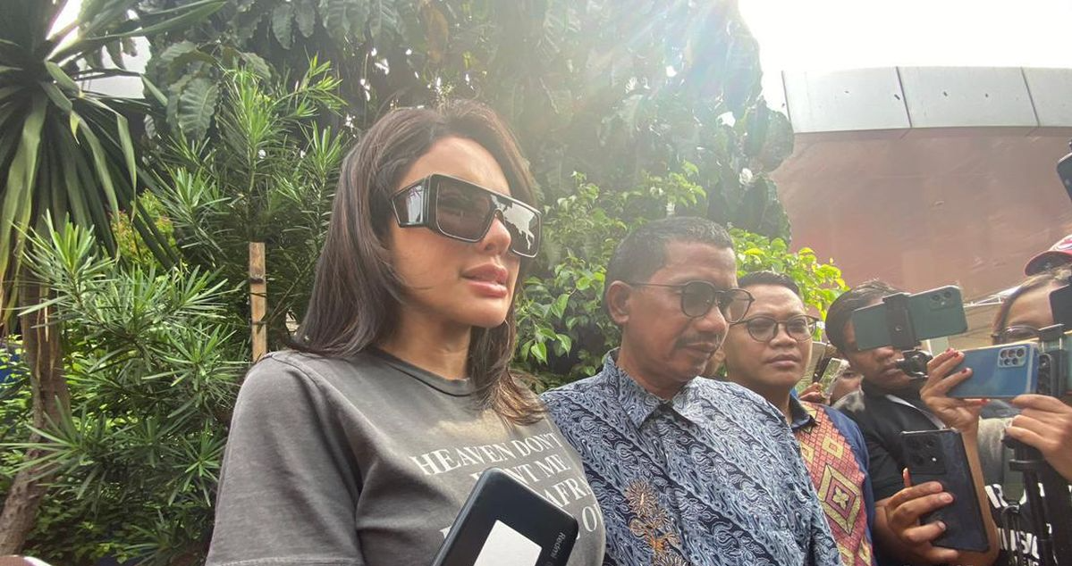 nikita-mirzani-laporkan-dugaan-pengeroyokan-putrinya-bawa-bukti-visum-ke-polda-metro-jaya
